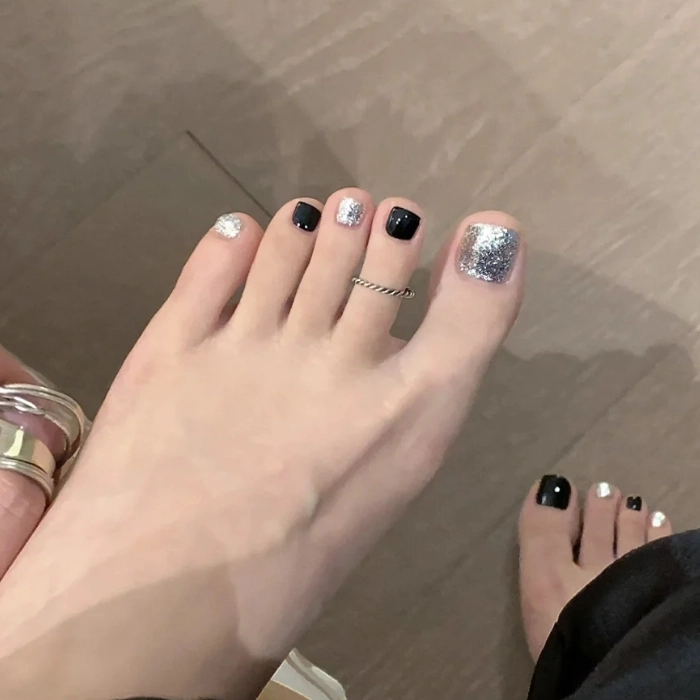 Mẫu nail chân màu đen đơn giản thanh lịch