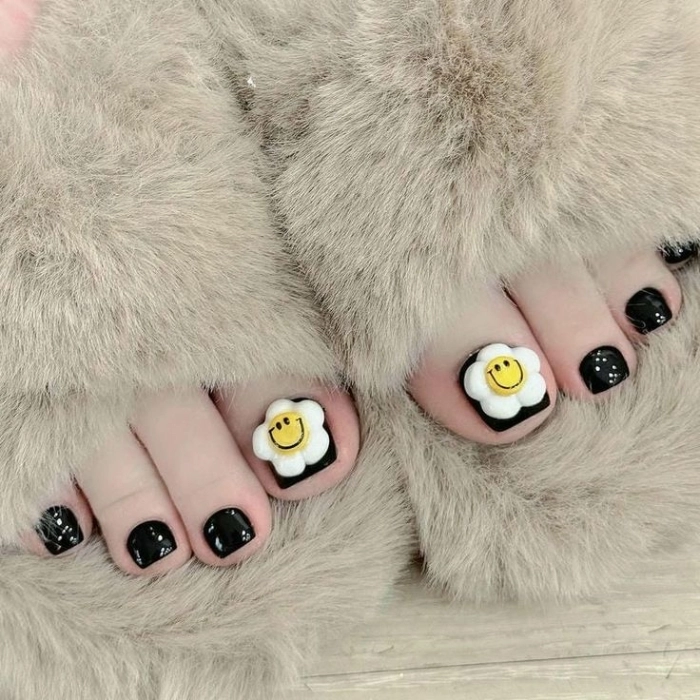 Mẫu nail chân màu đen đẹp cho mùa hè