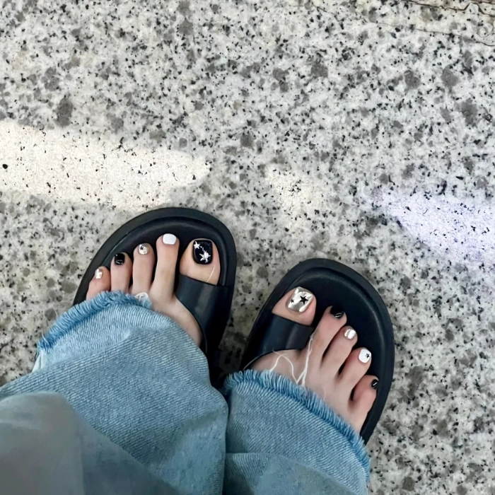 Mẫu nail chân màu đen đính đá kiểu basic