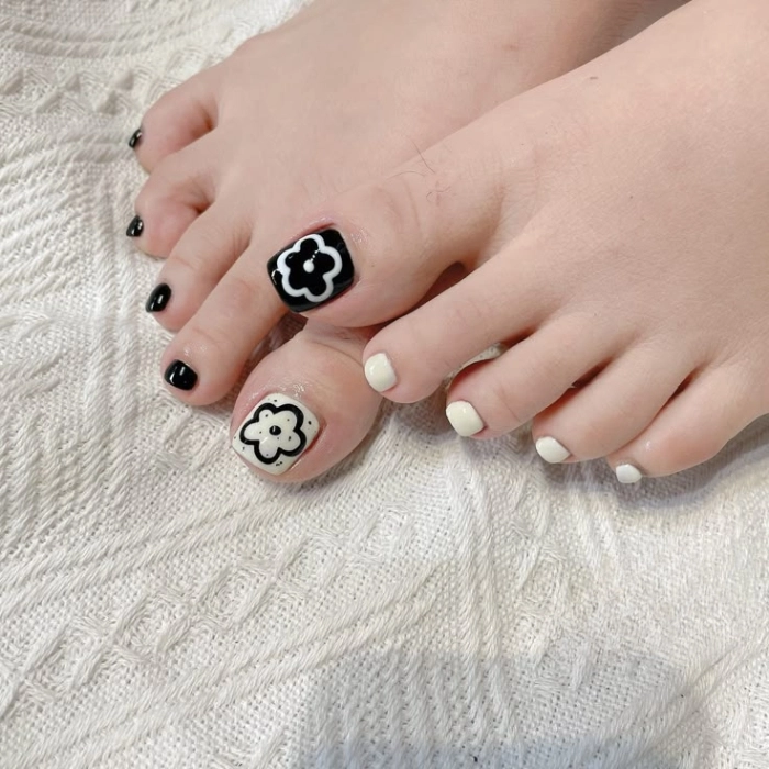 Mẫu nail chân màu đen đơn giản có họa tiết