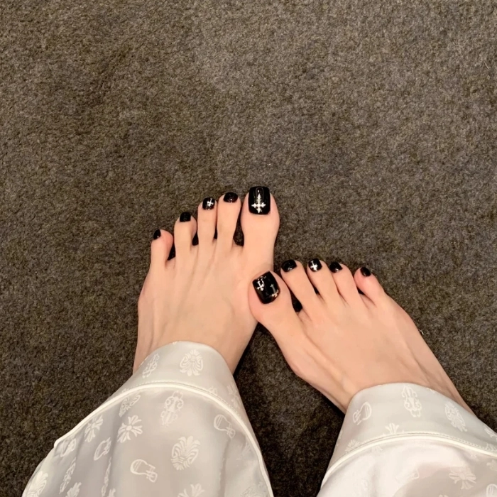 Mẫu nail chân đen đẹp không họa tiết