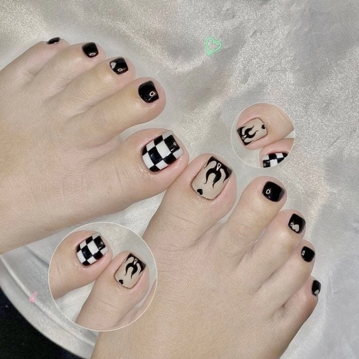 Mẫu nail chân kẻ đơn giản màu đen