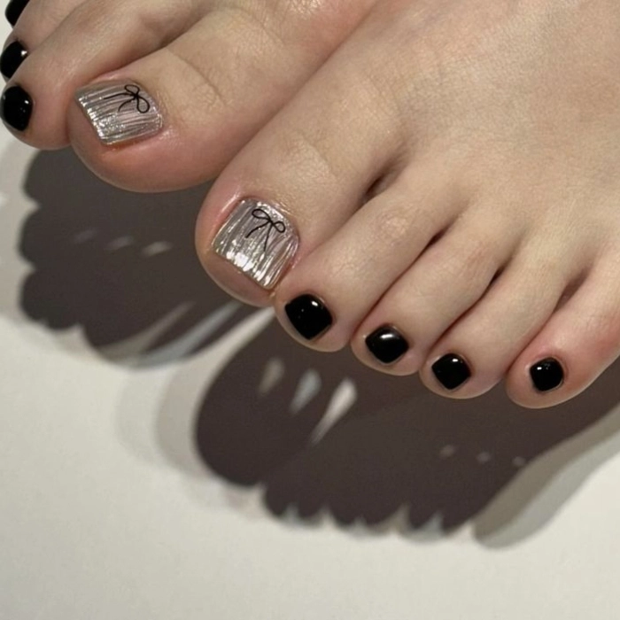 Mẫu nail chân màu đen đẹp đính kim tuyến