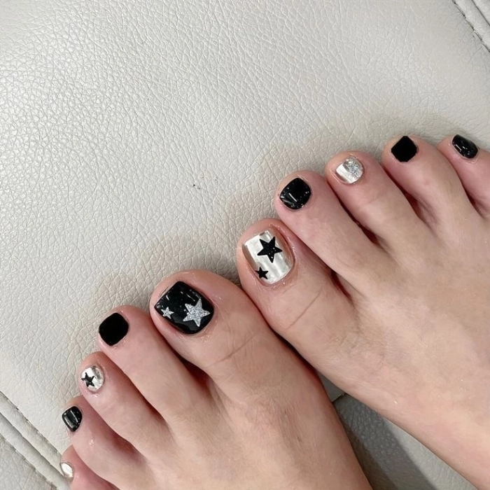 Mẫu nail chân đen đẹp nền bóng