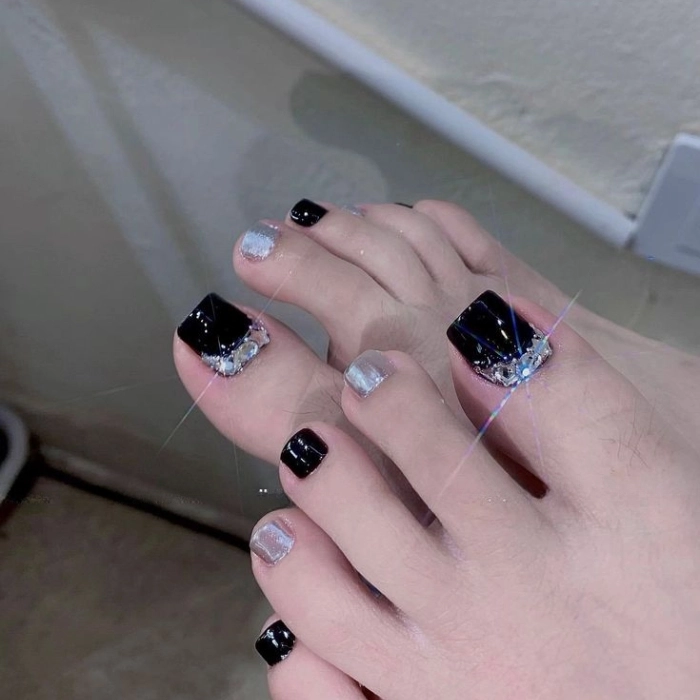 Nail chân màu đen đính đá sang trọng