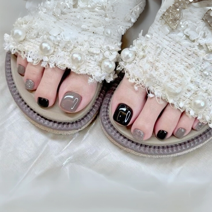Những mẫu nail chân màu đen cuốn hút