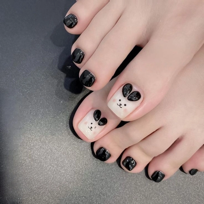 Mẫu nail chân đơn giản màu đen hiện đại