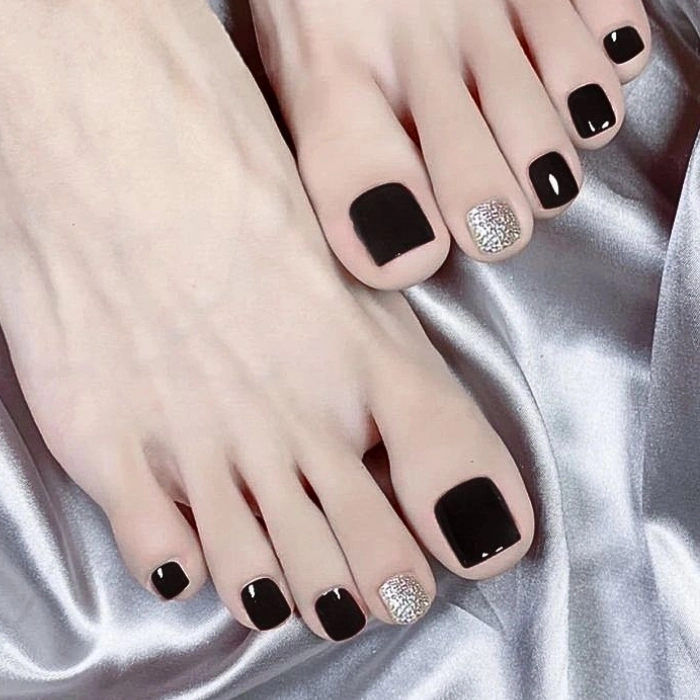 Những mẫu nail chân màu đen trend hiện nay