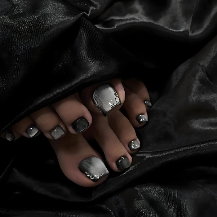 Mẫu nail chân màu đen đính đá lấp lánh