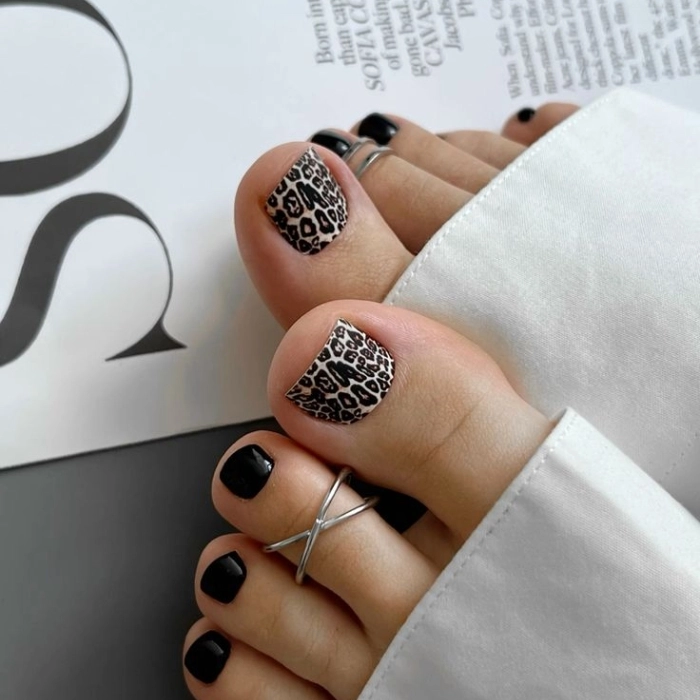 Mẫu nail chân đen đẹp nhẹ nhàng