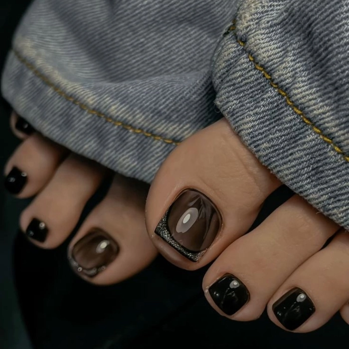 Mẫu nail chân màu đen đẹp đơn giản