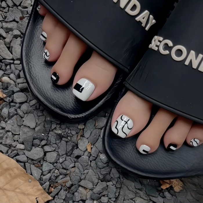Mẫu nail chân kẻ đơn giản viền trắng