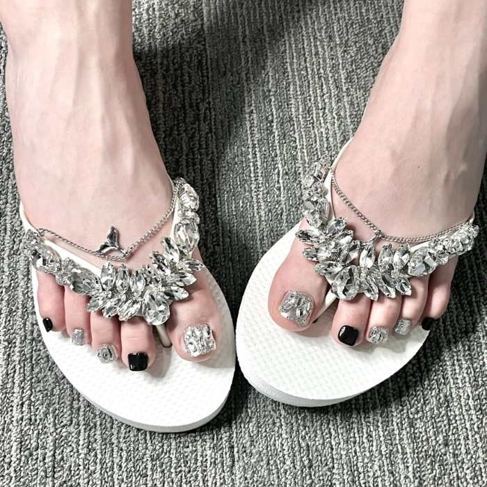 mẫu nail chân màu đen không lỗi mốt