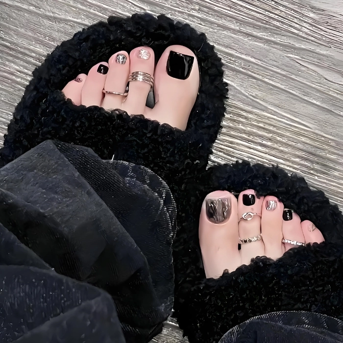 mẫu nail chân màu đen tone trầm