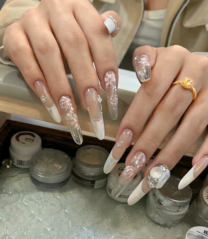 móng tay dài đính đá đón tết