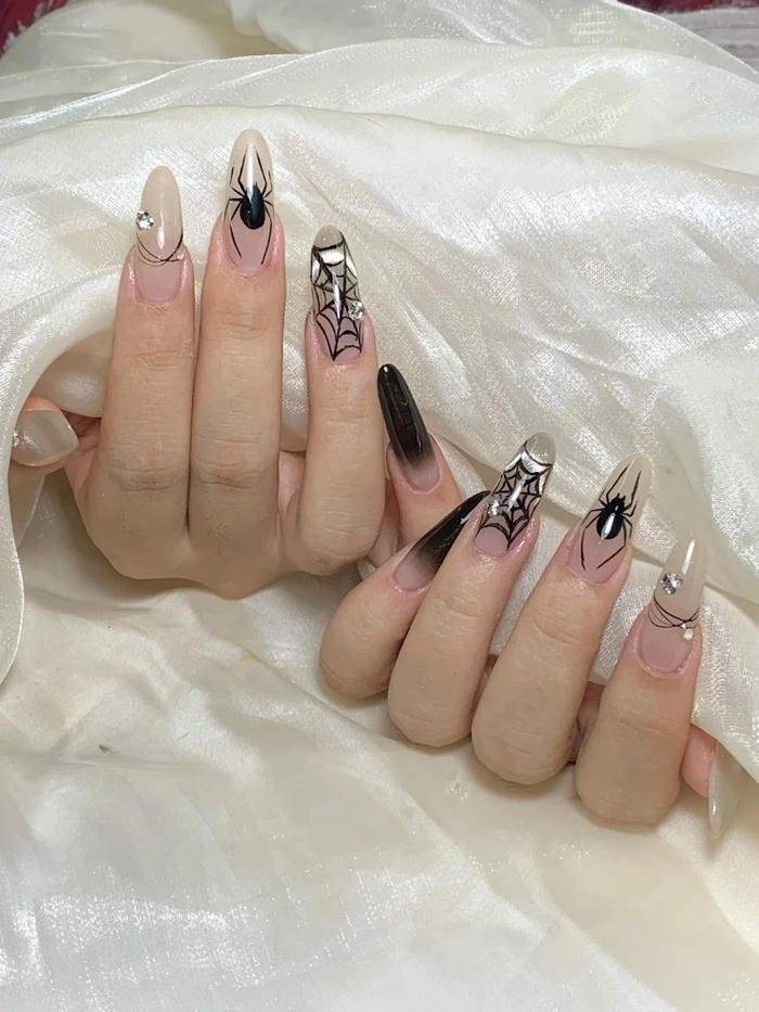 Halloween nail đơn giản cho tay ngắn