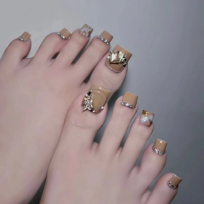 Mẫu nail Tết màu vàng rực rỡ