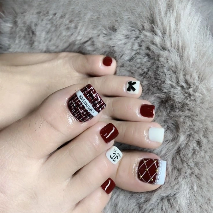 Mẫu nail chân Tết đỏ truyền thống
