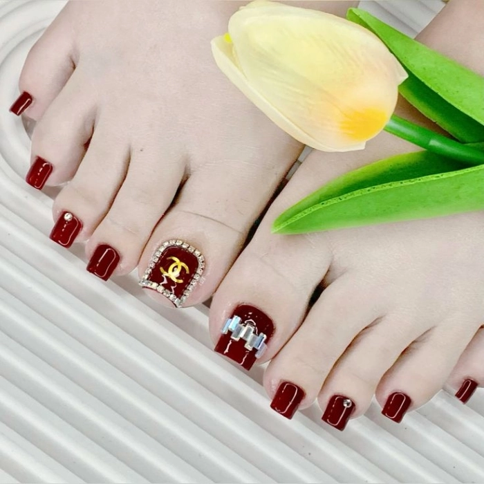 Mẫu nail chân đỏ chói Tết