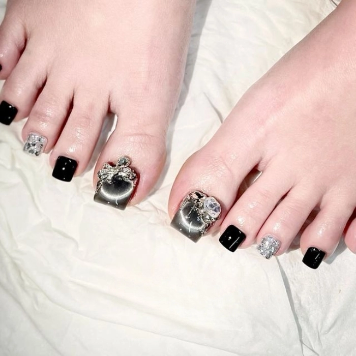 Mẫu nail chân đỏ lì Tết