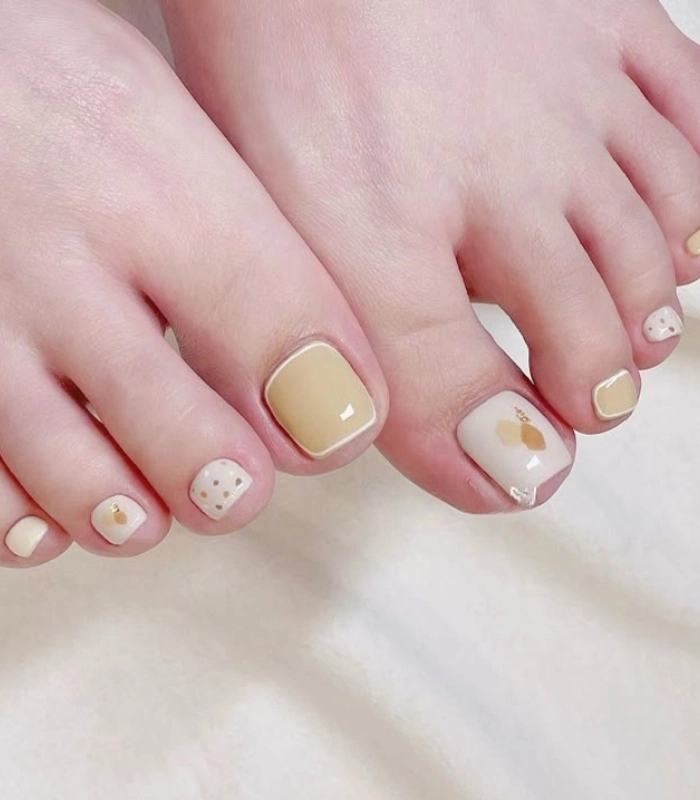 Mẫu nail chân đơn giản tone nude