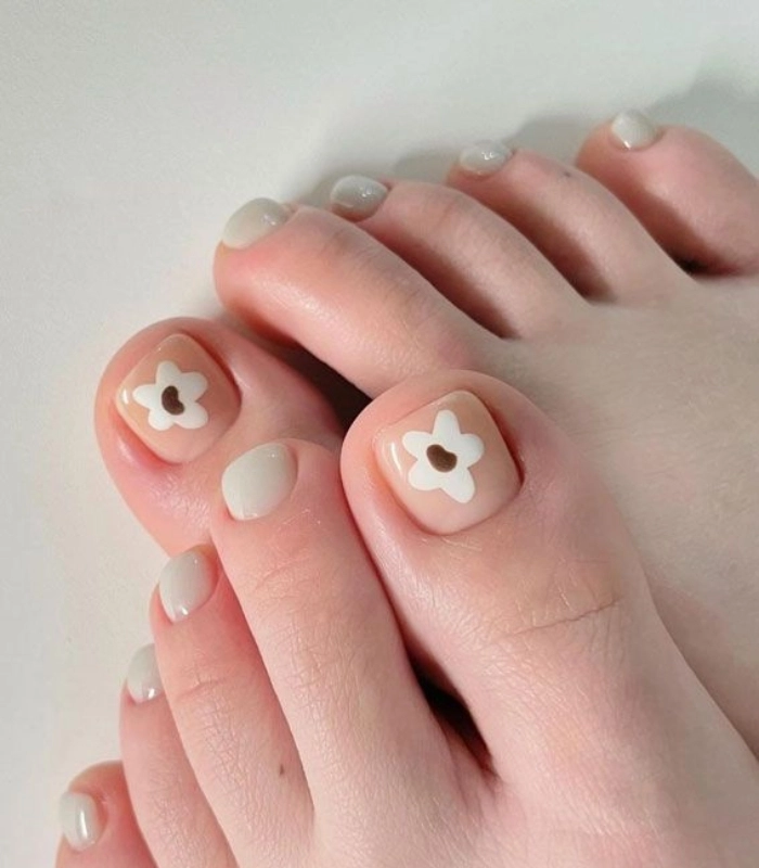 Mẫu nail chân đơn giản vẽ hoa