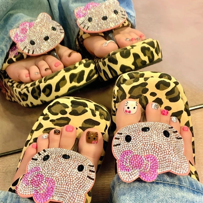 Mẫu nail chân hoạt hình Hello Kitty