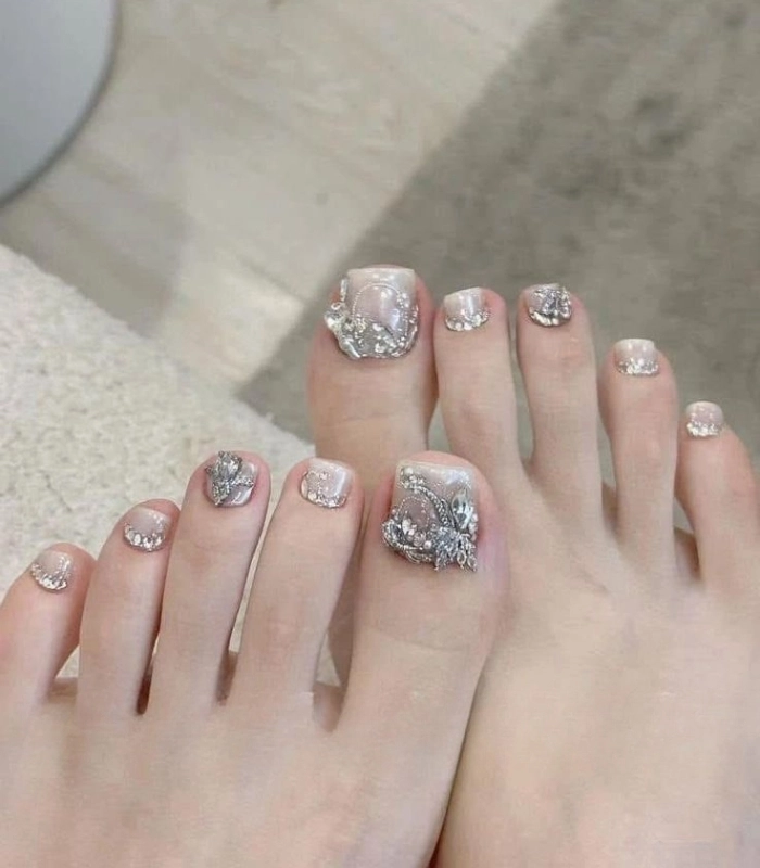 Mẫu nail chân sang chảnh kèm charm