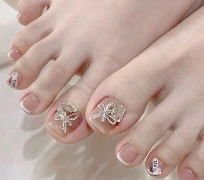Mẫu nail chân trắng sang chảnh dịu dàng