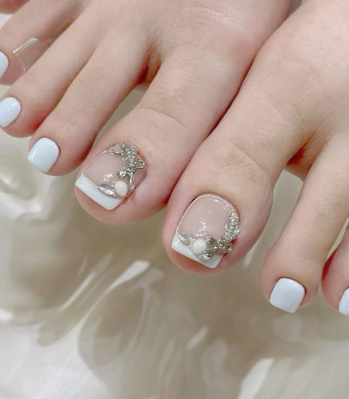 Mẫu nail chân trắng sang chảnh nhẹ nhàng