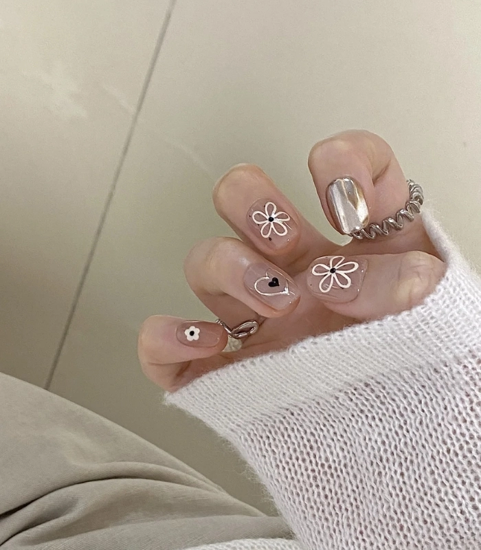 Mẫu nail cho học sinh THPT vẽ hoa