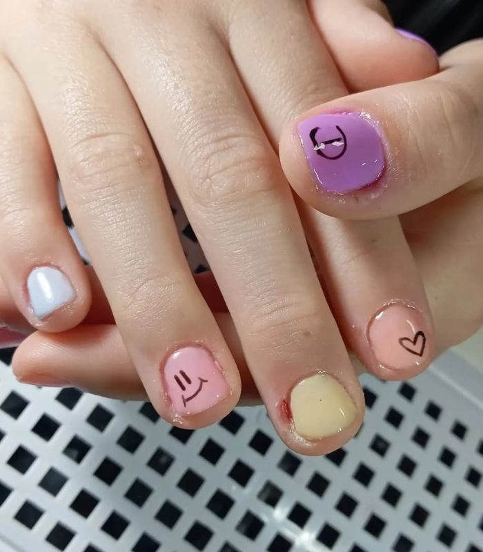 Mẫu nail cho học sinh cấp 1 tone cam nhẹ