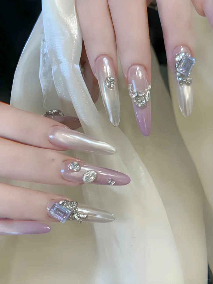 Mẫu nail màu tím pastel đính đá