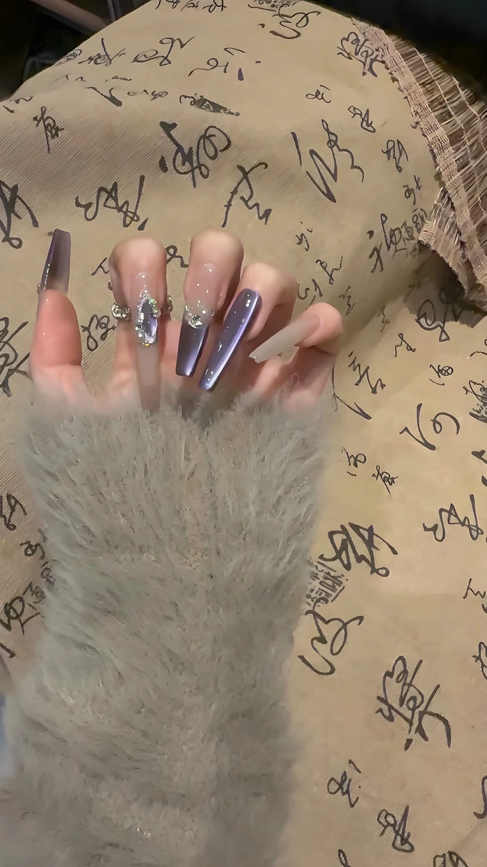 Mẫu nail màu tím thạch lấp lánh
