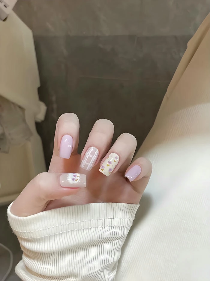 Mẫu nail tím pastel hợp da trắng