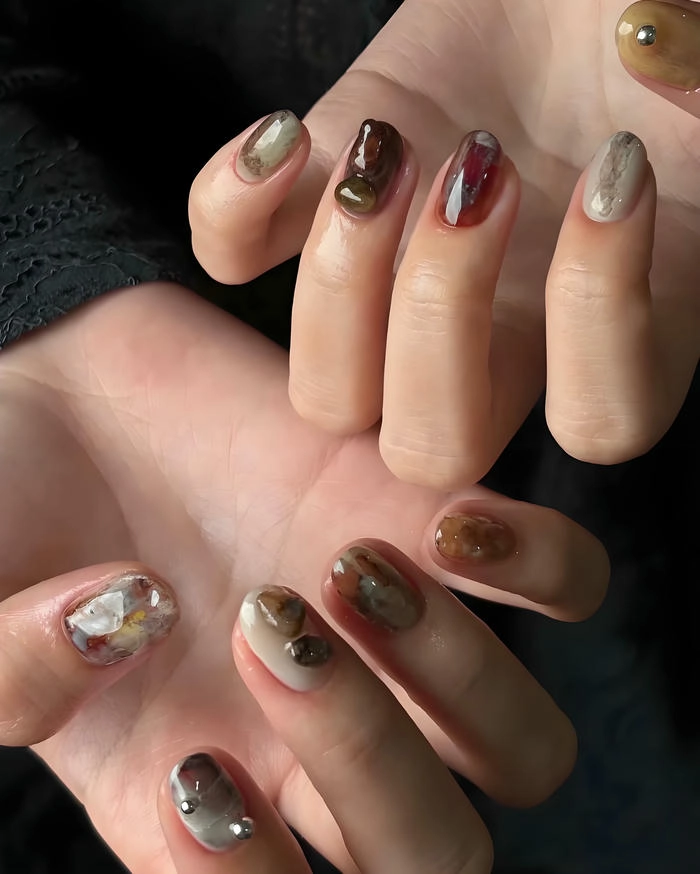 Mẫu nail vân đá tông nâu sữa