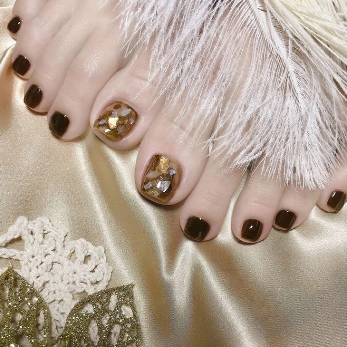 Nail chân Tết đỏ phối vàng
