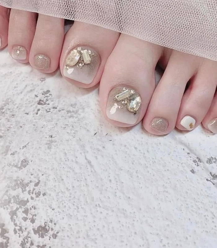 Nail chân đẹp cho cô dâu nền nhạt