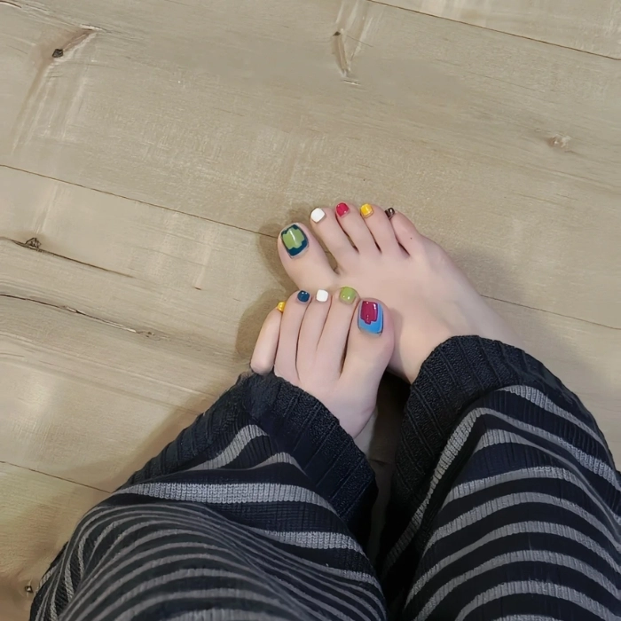 Nail chân vẽ hoạt hình cho teen girl