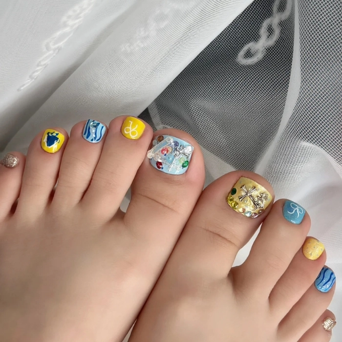 Nail chân vẽ hoạt hình nhiều màu