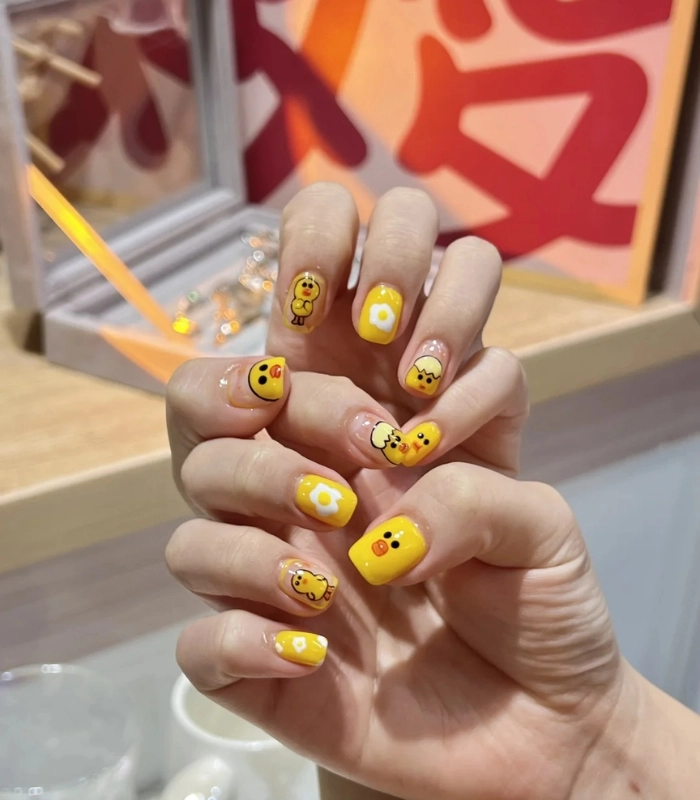Nail con vịt màu vàng