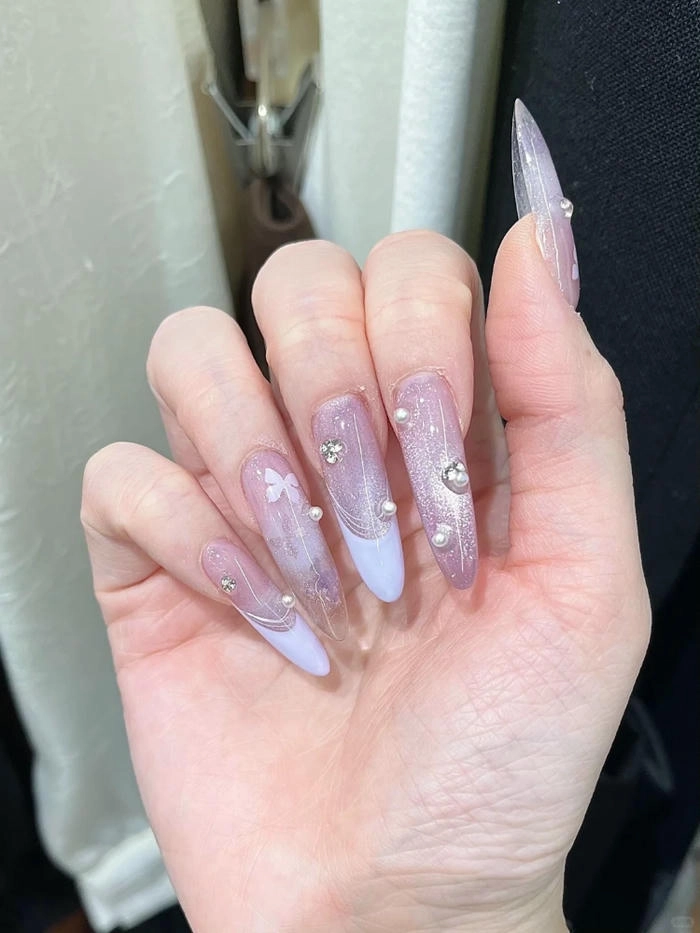 Nail màu tím nhạt đính ngọc