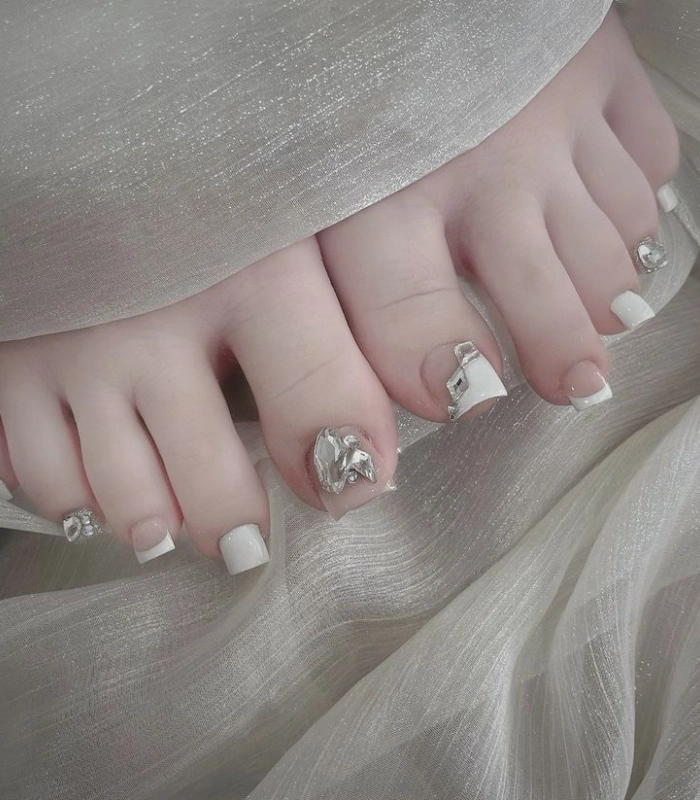 Nail móng chân cô dâu trắng sữa