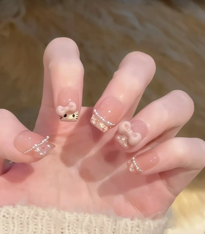 Nail tay học sinh lớp 9