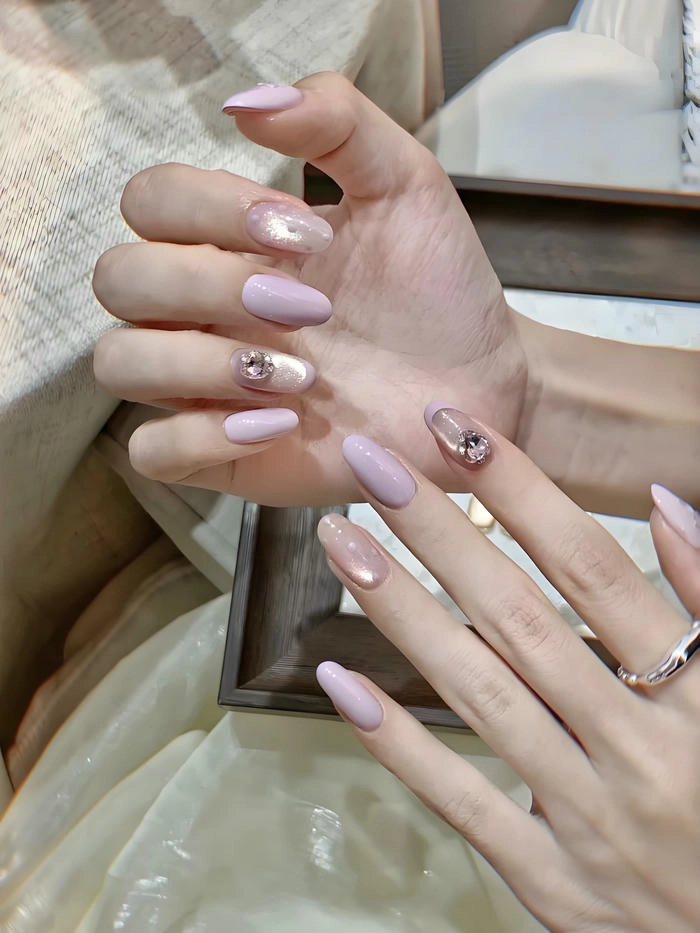 Nail tím pastel đính đá xinh xẻo