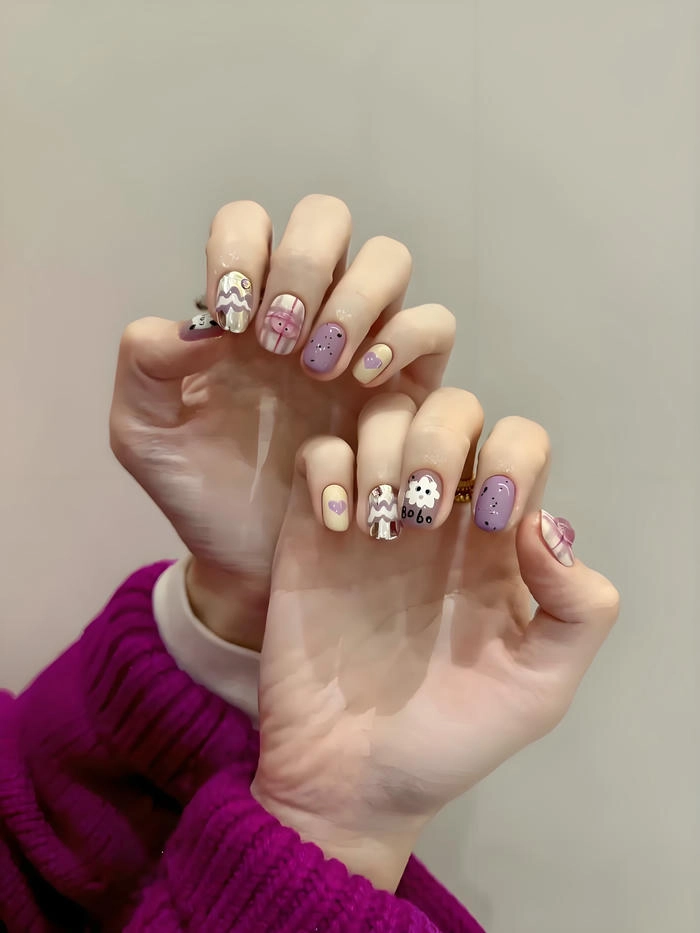 Sơn móng tay màu tím pastel