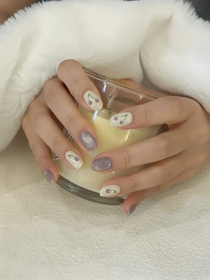 Sơn nail tím pastel cho móng ngắn