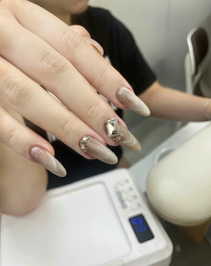ảnh mẫu móng tay đính đá màu nâu nhạt