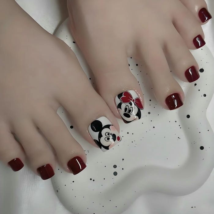 ảnh nail chân màu đỏ đô vẽ hoạt hình