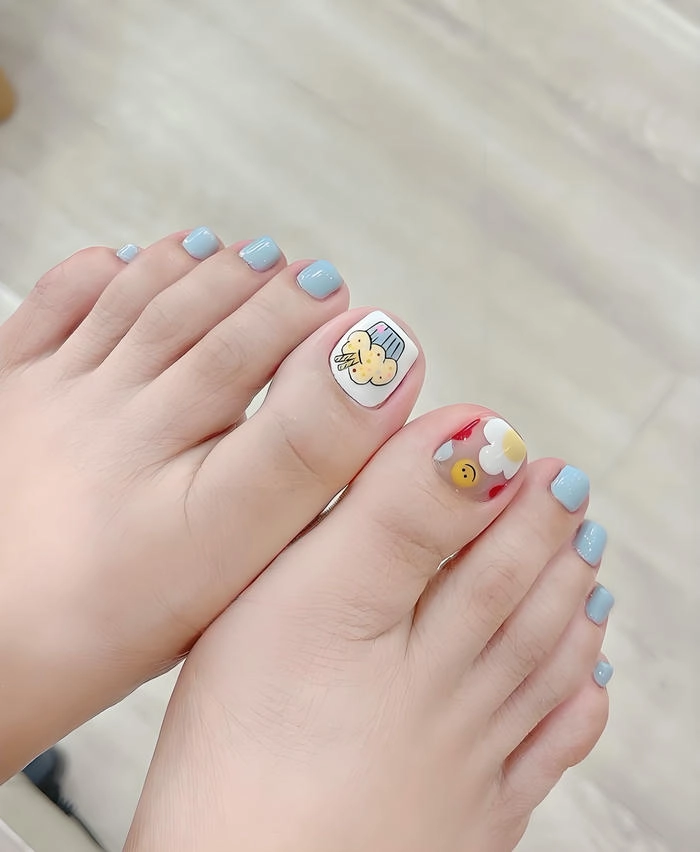 ảnh nail chân màu xanh da trời đáng yêu